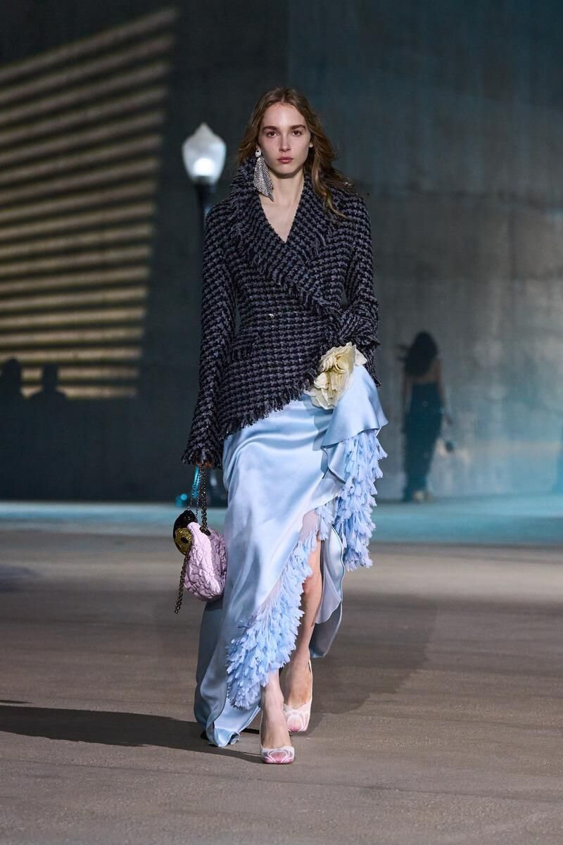 veste en tweed et jupe en satin bleu du défilé Dior Cruise 2027 à Los Angeles.