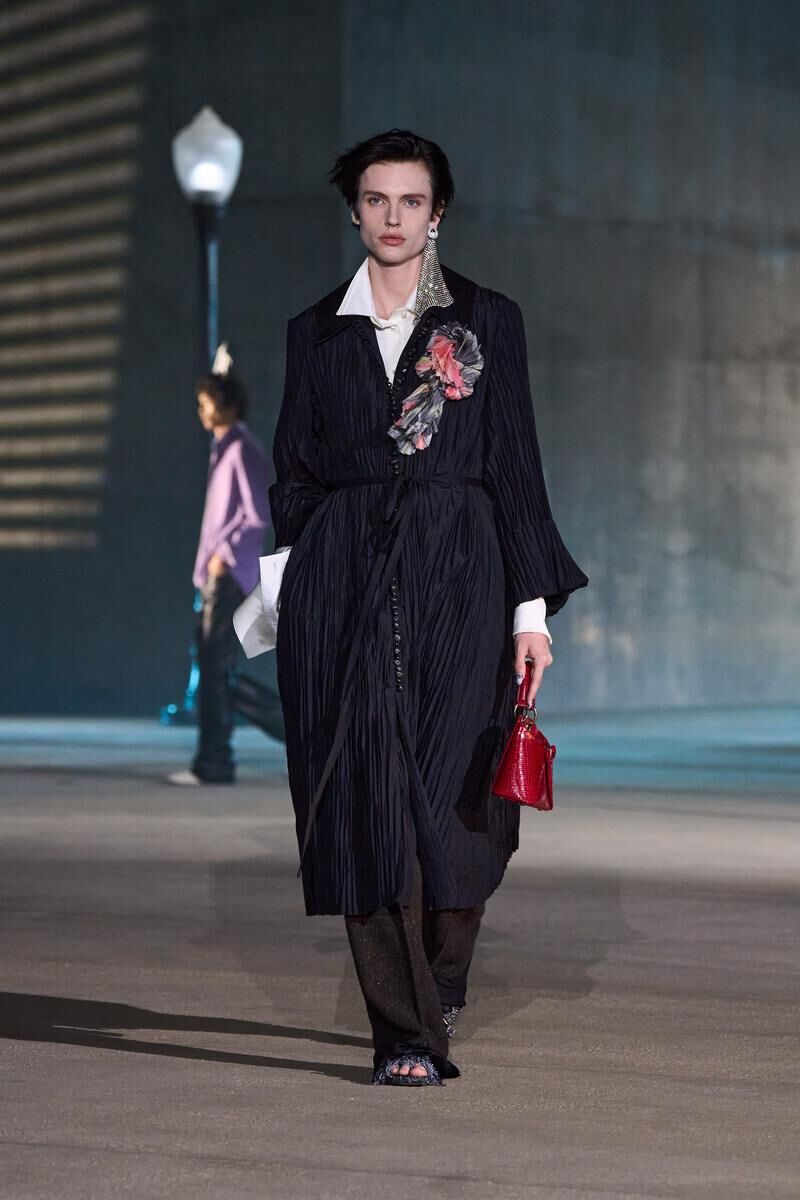 manteau peignoir du défilé Dior Cruise 2027 à Los Angeles.