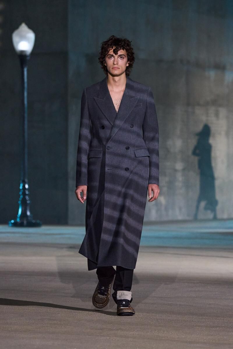 manteau gris long du défilé Dior Cruise 2027 à Los Angeles.