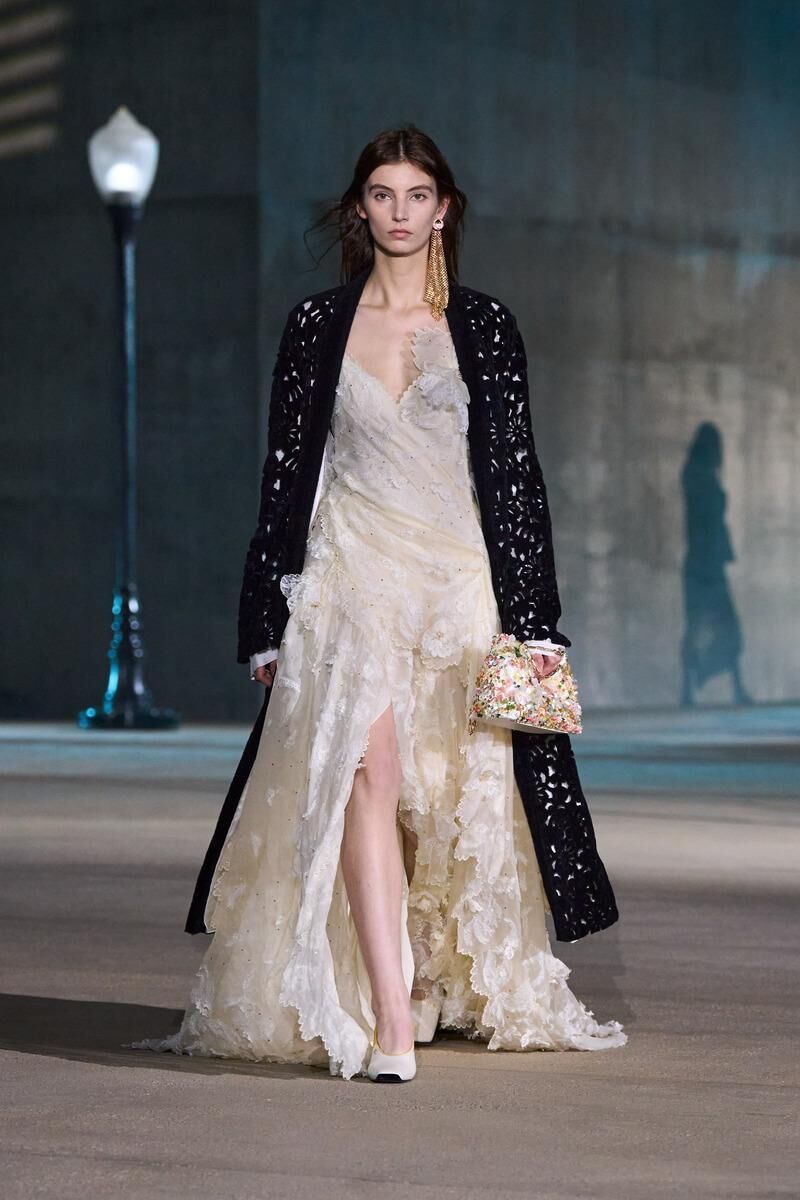 robe en detelle blanche et manteau à sequins du défilé Dior Cruise 2027 à Los Angeles.