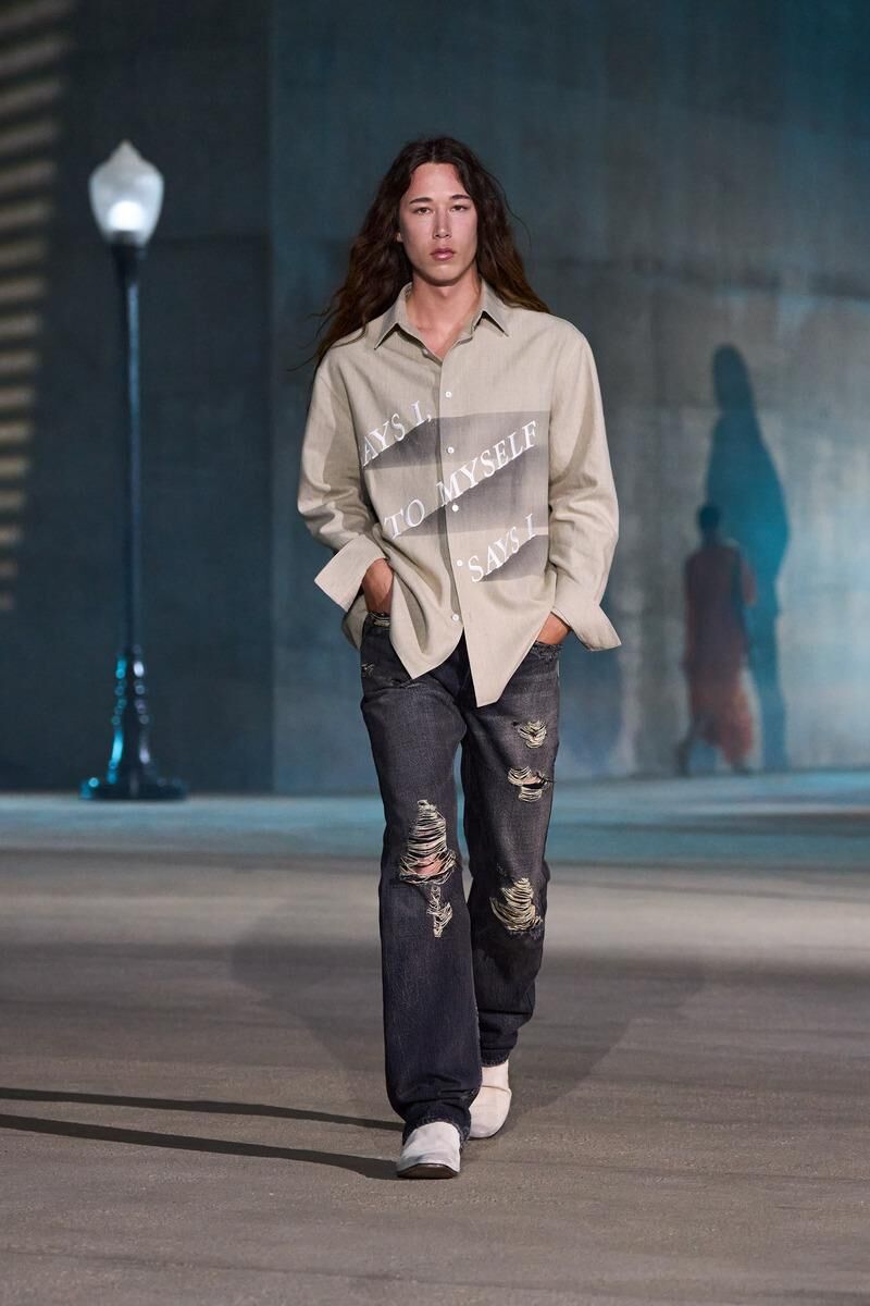 chemise beige et jean grunge du défilé Dior Cruise 2027 à Los Angeles.