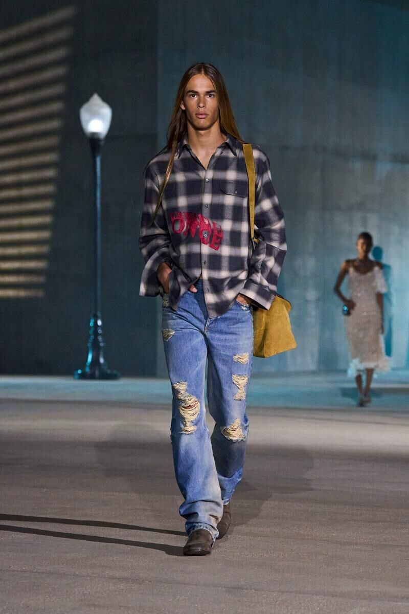 chemise t jean grunge du défilé Dior Cruise 2027 à Los Angeles.