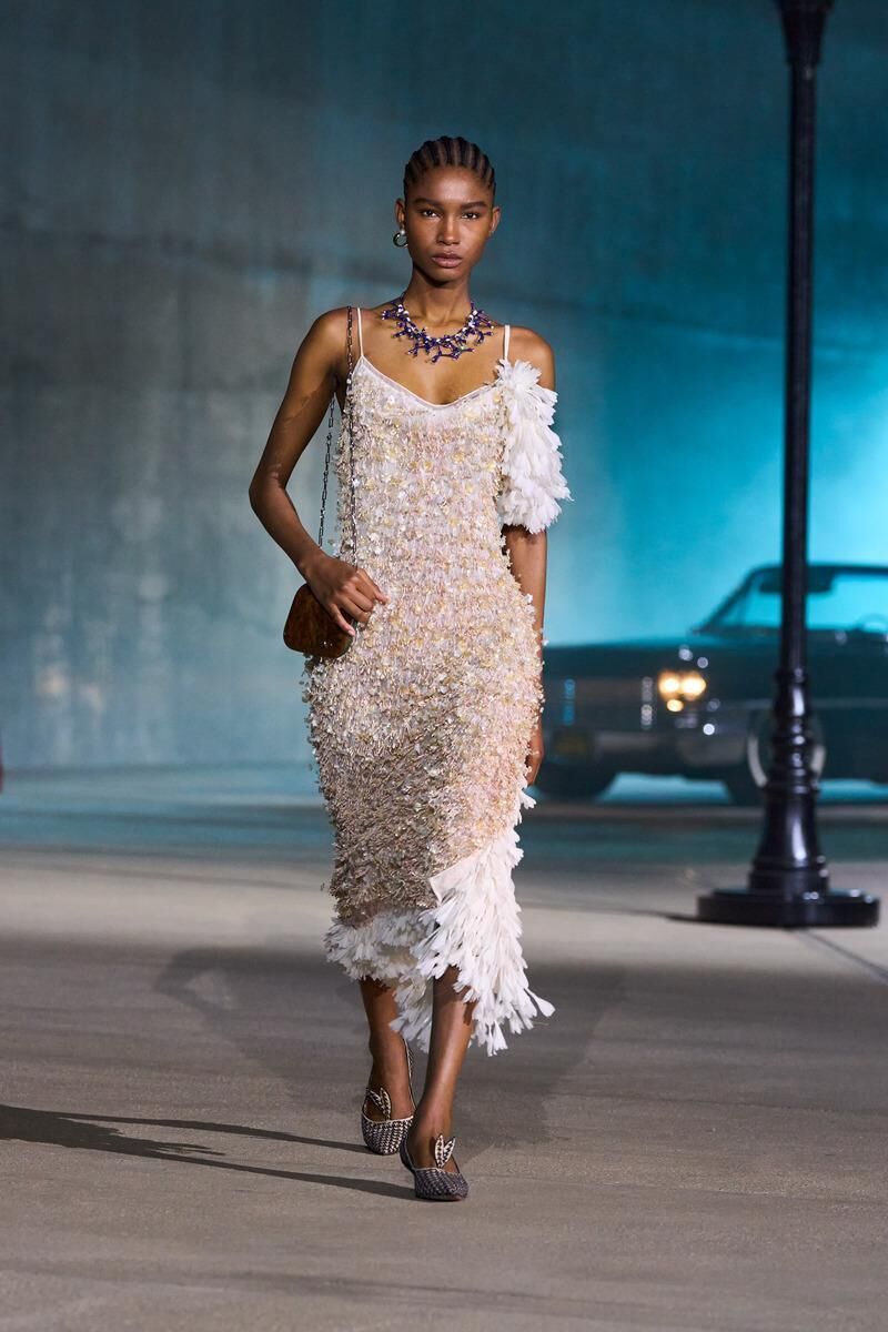 robe beige brodée du défilé Dior Cruise 2027 à Los Angeles.
