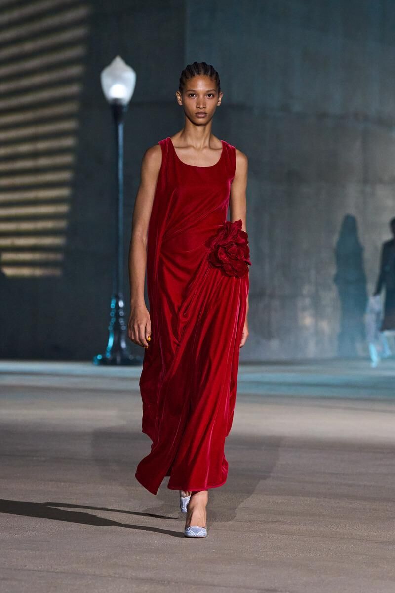Robe en velours rouge du défilé Dior Cruise 2027 à Los Angeles.