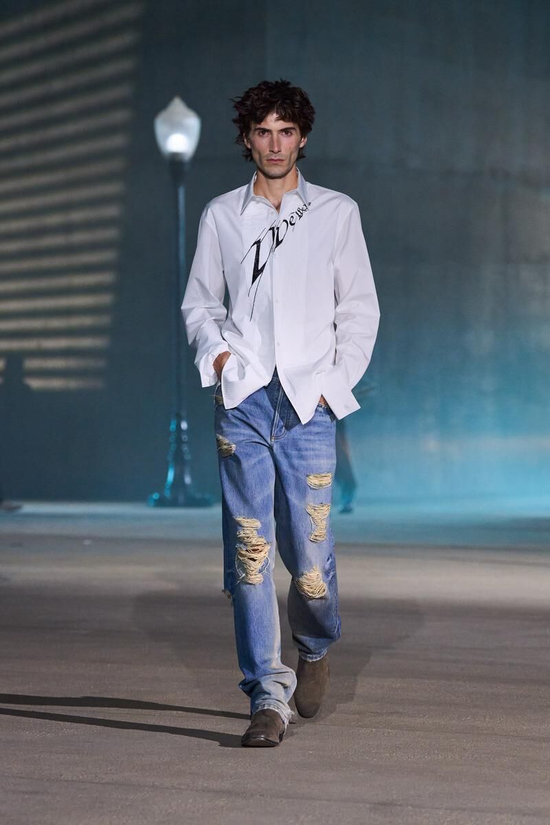 chemise blanche et jean grunge du défilé Dior Cruise 2027 à Los Angeles.