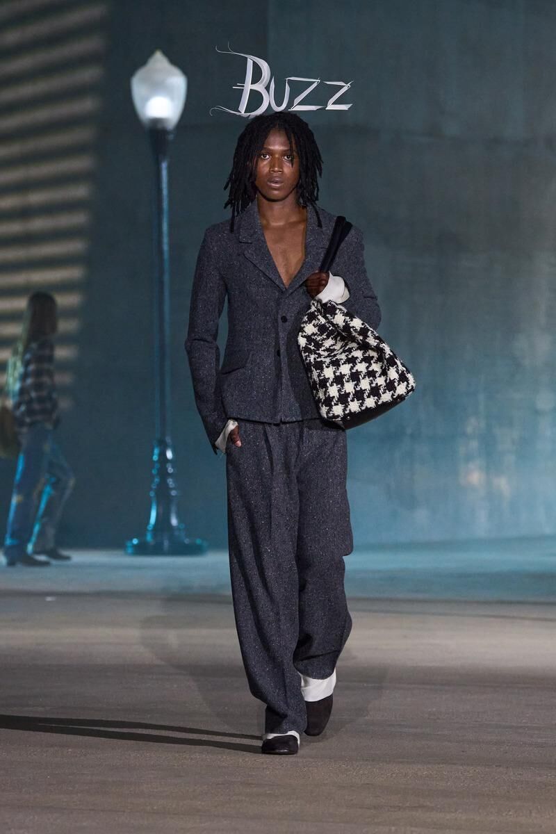 tailleur homme et accessoire de tete buzz du défilé Dior Cruise 2027 à Los Angeles.