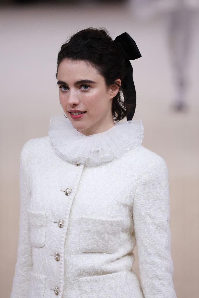 Margaret Qualley coiffée par Jillian halouska pour le défilé Chanel haute couture printemps-été 2024.