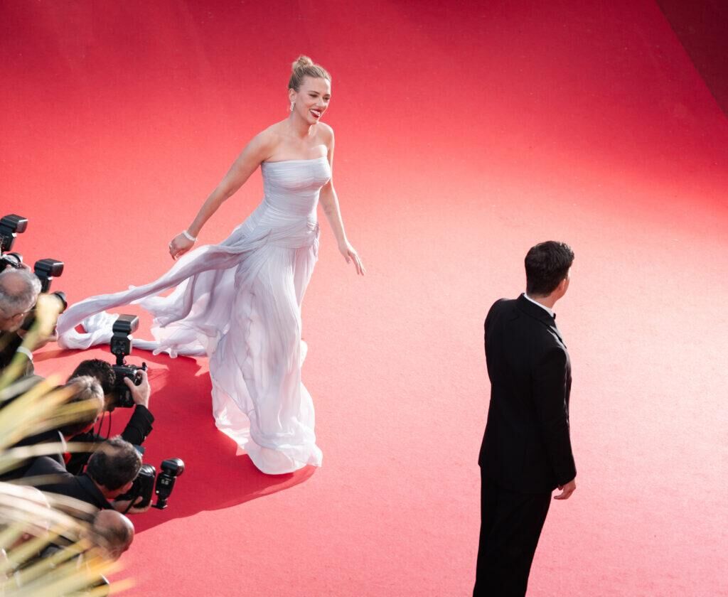 Scarlett Johansson et Colin Jost lors du 78e Festival de Cannes, le 20 mai 2025. © François G. Durand/WireImage.