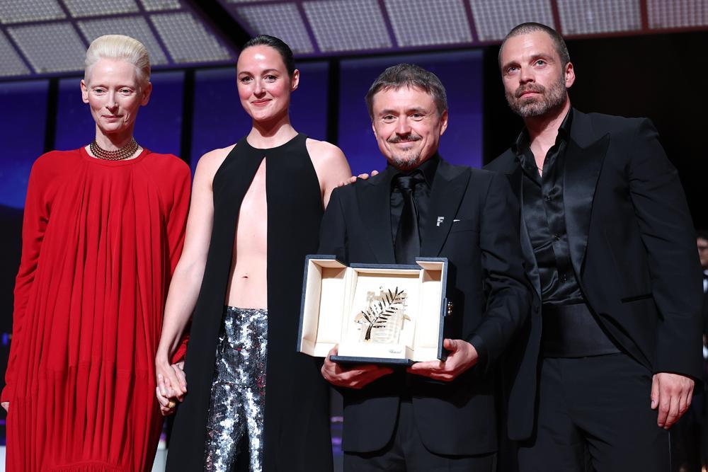 Tilda Swinton, Renate Reinsve et Cristian Mungiu (Palme d’or pour Fjord) et Sebastian Stan lors de la cérémonie de clôture du 79e Festival de Cannes, le 23 mai 2026. © Stéphane Cardinale – Corbis/Corbis via Getty Images.
