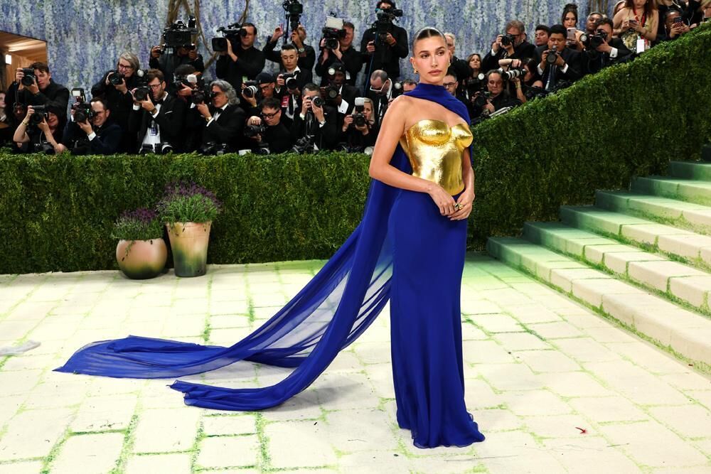 Hailey Beiber en Saint Laurent au met Gala 2026