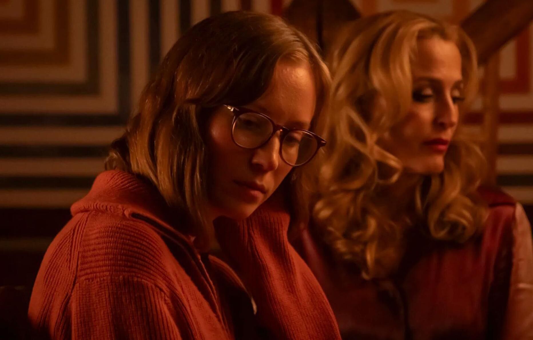 Hannah Einbinder et Gillian Anderson dans le film Teenage Sex And Death At Camp Miasma (2026). © Plan B.