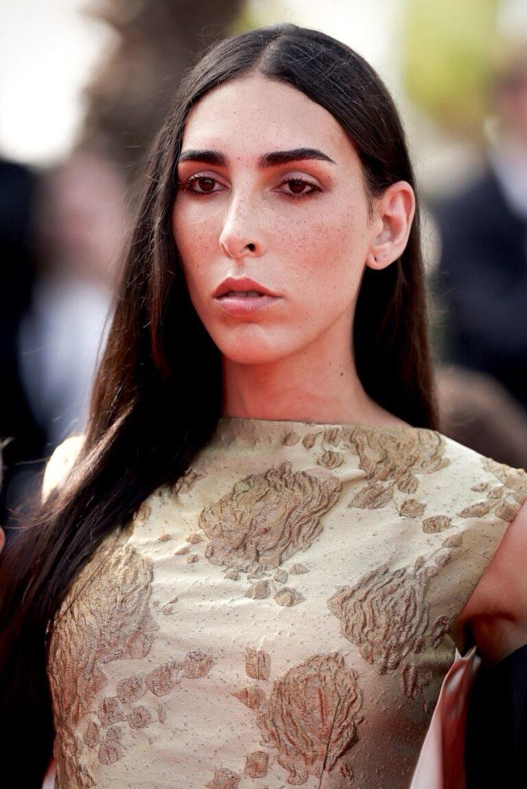 Raya Martigny en robe dorée à broderies Willy Chavaria lors du Festival de Cannes 2026.