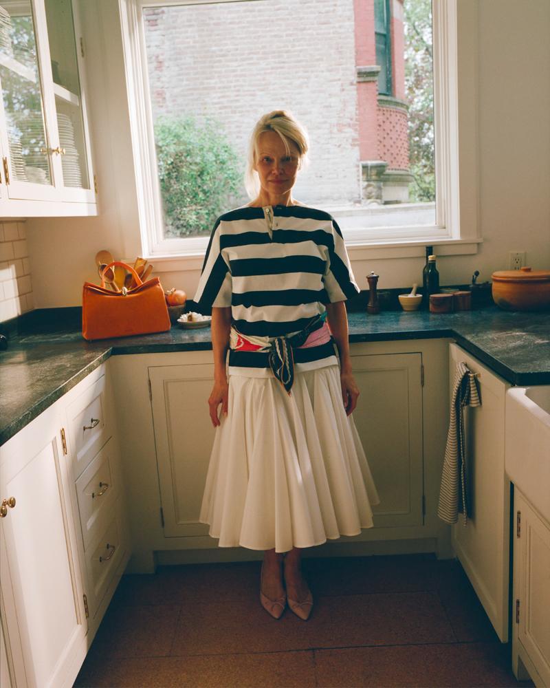 Pamela Anderson dans la campagne "A day with Pamela and her sons" de Jacquemus en 2026.