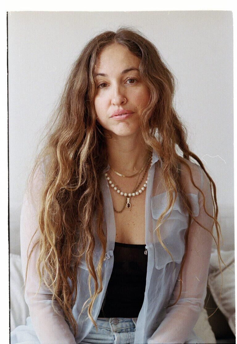 Jillian hallouska, hairstylist dans mode et célérbité.