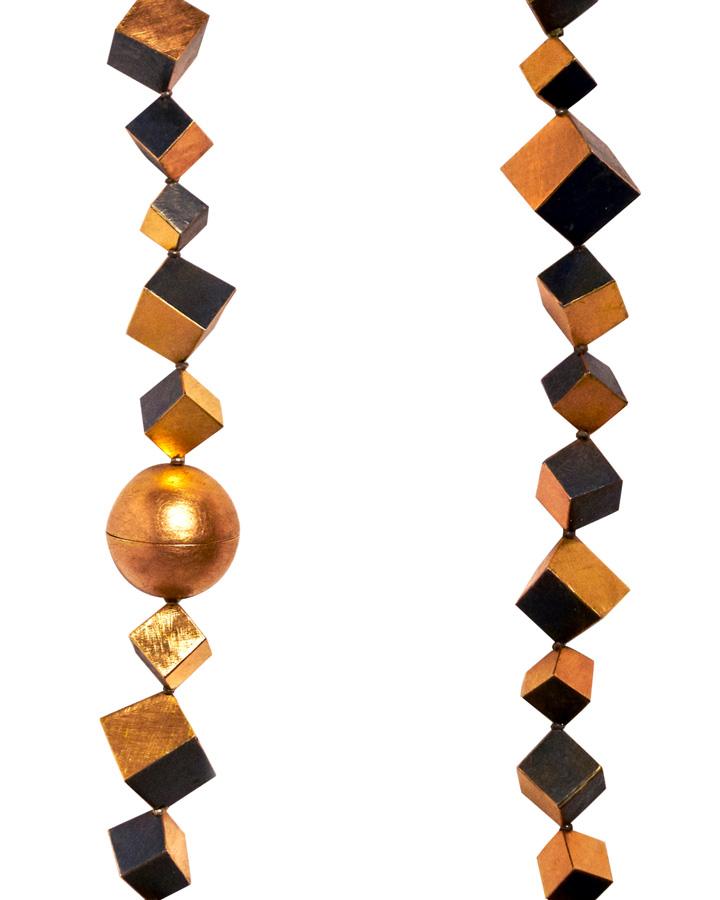 Collier, Graziano Visintin. Or, niello. © Loewe Foundation.