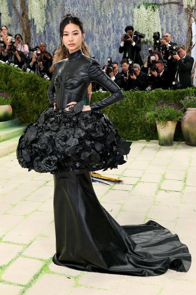 Hoyeon en Louis Vuitton. © Mike Coppola/Getty Images.