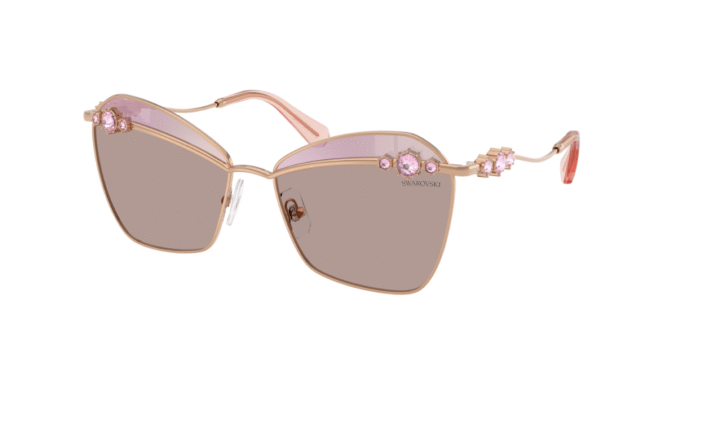 Lunettes de soleil carrées rose avec des cristaux, 230 €, Swarovski.