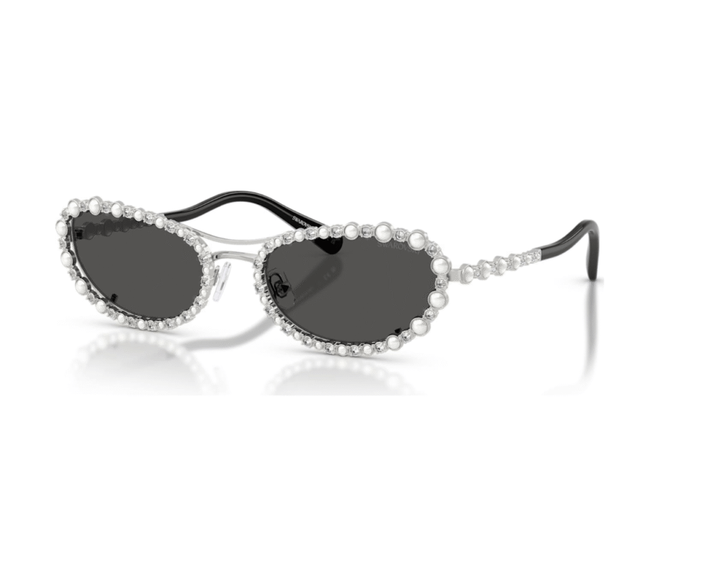 Lunettes de soleil ovales en cristaux et perles, 350 €, Swarovski.