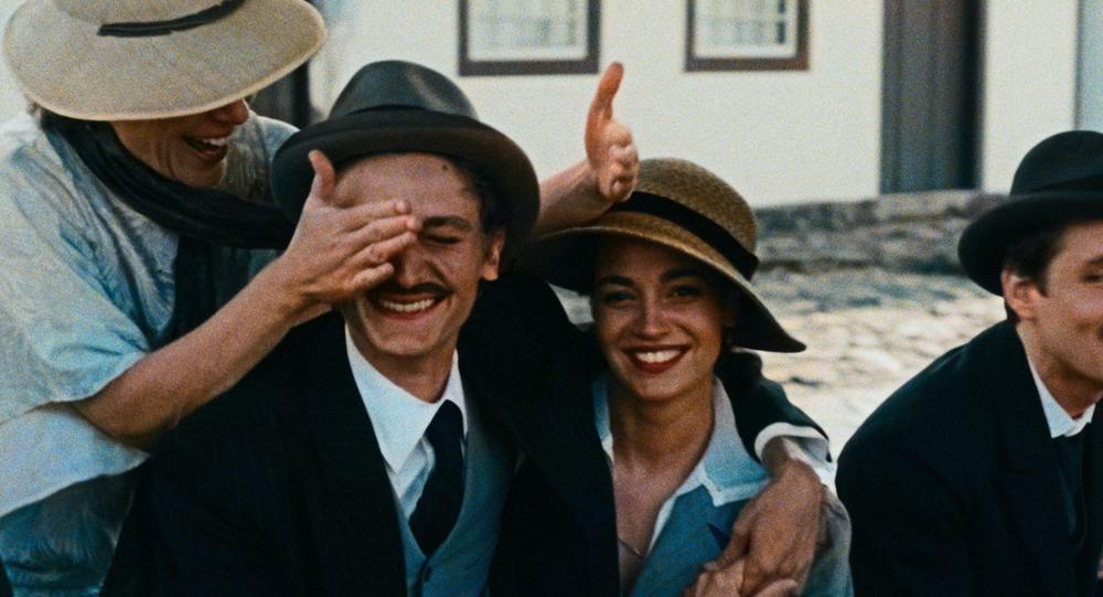 Vassili Schneider et Souheila Yacoub dans le film L'Âge d'Or (2026). © GoGoGo Films.