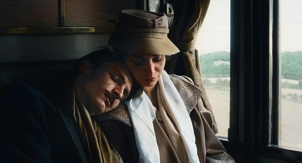 Vassili Schneider et Souheila Yacoub dans le film L'Âge d'Or (2026). © GoGoGo Films.