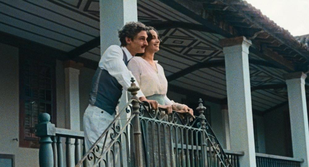 Vassili Schneider et Souheila Yacoub dans le film L'Âge d'Or (2026). © GoGoGo Films.