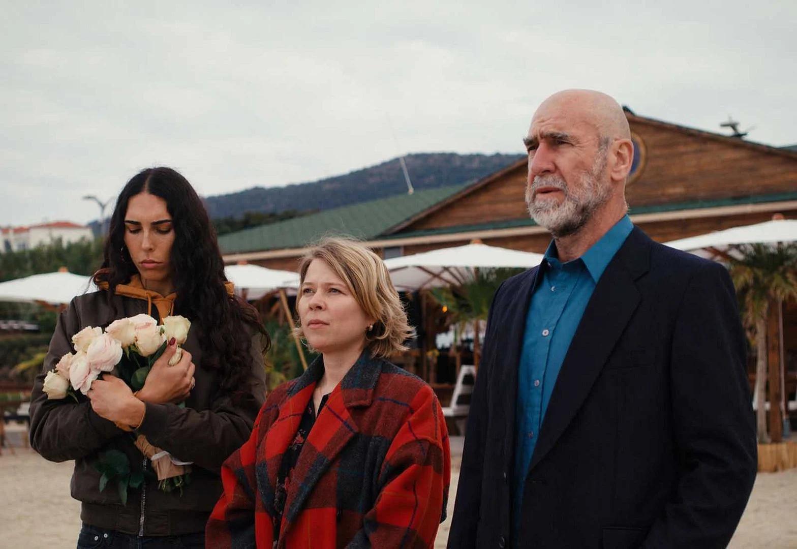 Raya Martigny, India Hair et Eric Cantona dans le film Les Matins merveilleux (2026). © Arizona Distribution.