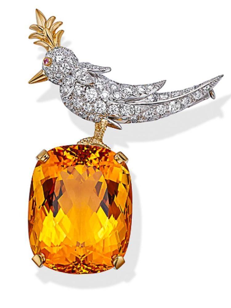 La broche en platine et or jaune Tiffany &Co. avec un oiseau en diamants et saphir rose.