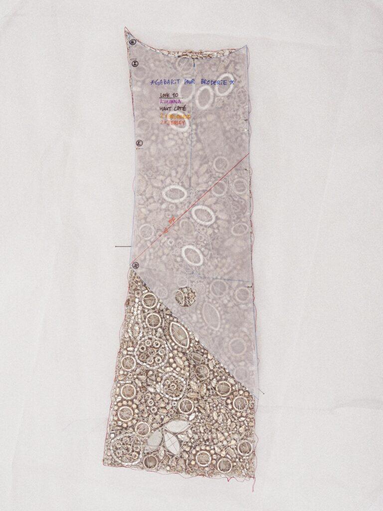 Un des gabarits pour broderies de la robe.