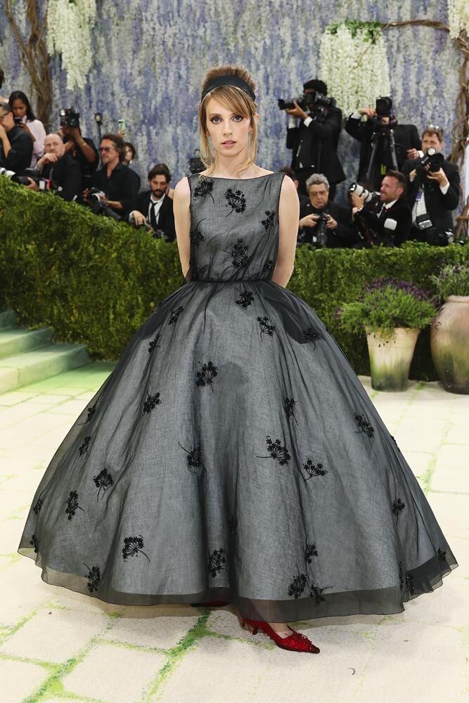 Maya Hawke en Prada.