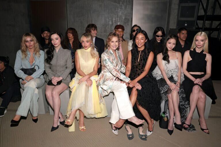 Découvrez les célébrités au défilé Dior à Los Angeles avec Sabrina Carpenter, Taylor Russell, Miley Cyrus, Jisoo et Anya Taylor-Joy.
