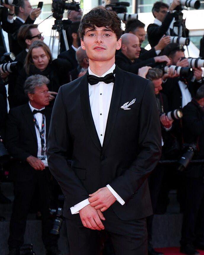Noah Schnapp en costume noir Karl Lagerfeld.