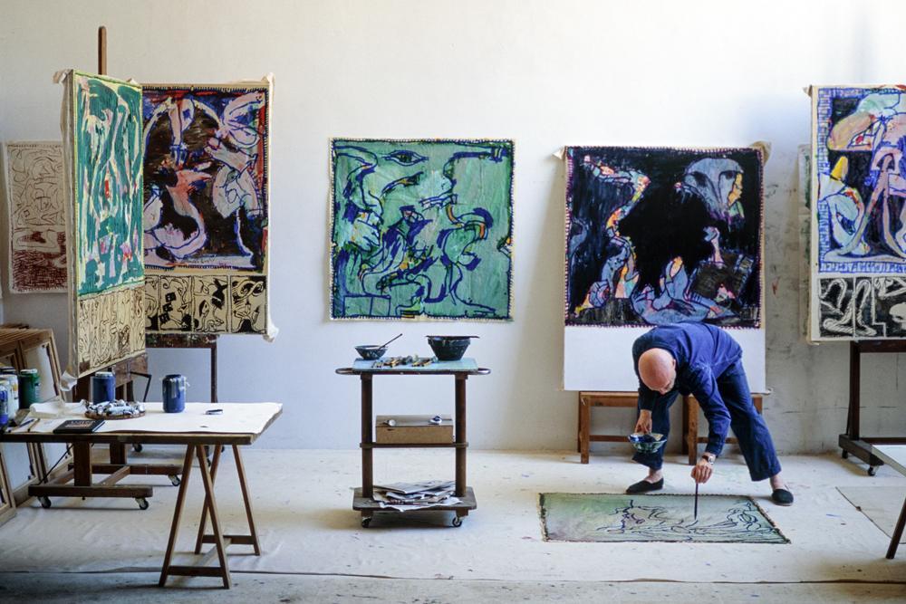 L'artiste Pierre Alechinky dans son atelier à Maussane (1997) par Jean-Marie Del Moral
