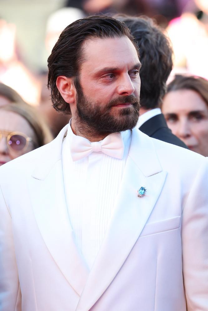 Pio Marmai au Festival de Cannes 2026 avec un costume blanc Louis Vuitton.