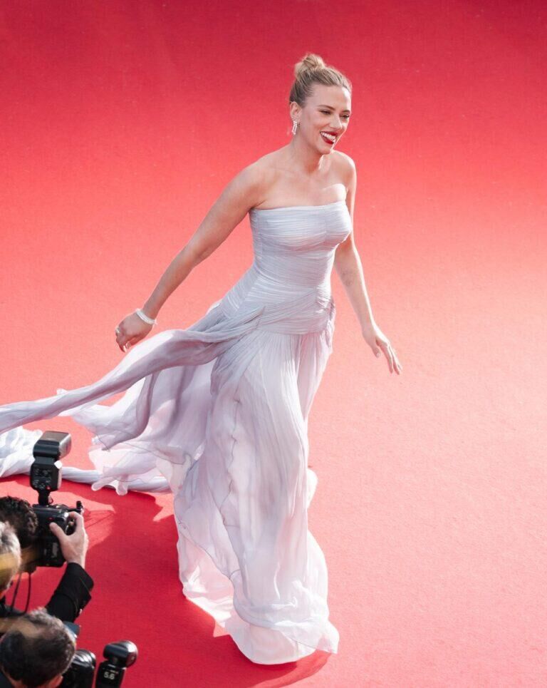 Scarlett Johansson et Colin Jost lors du 78e Festival de Cannes, le 20 mai 2025. © François G. Durand/WireImage.