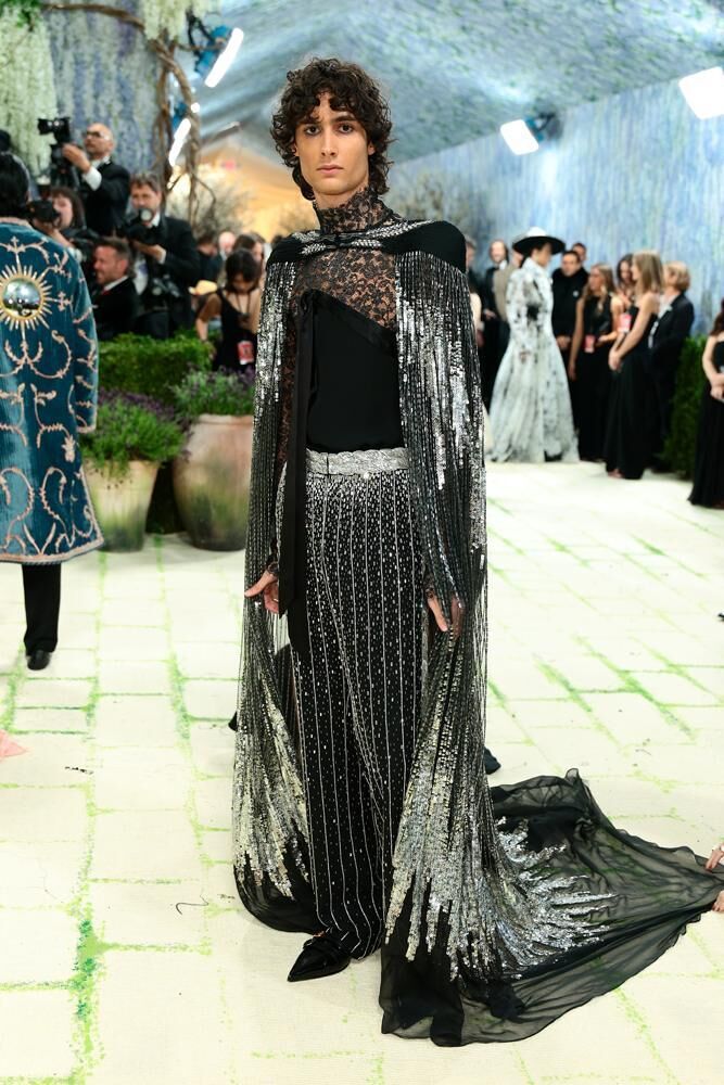 Sombr en Valentino. © Dimitrios Kambouris/Getty Images for The Met Museum/Vogue.