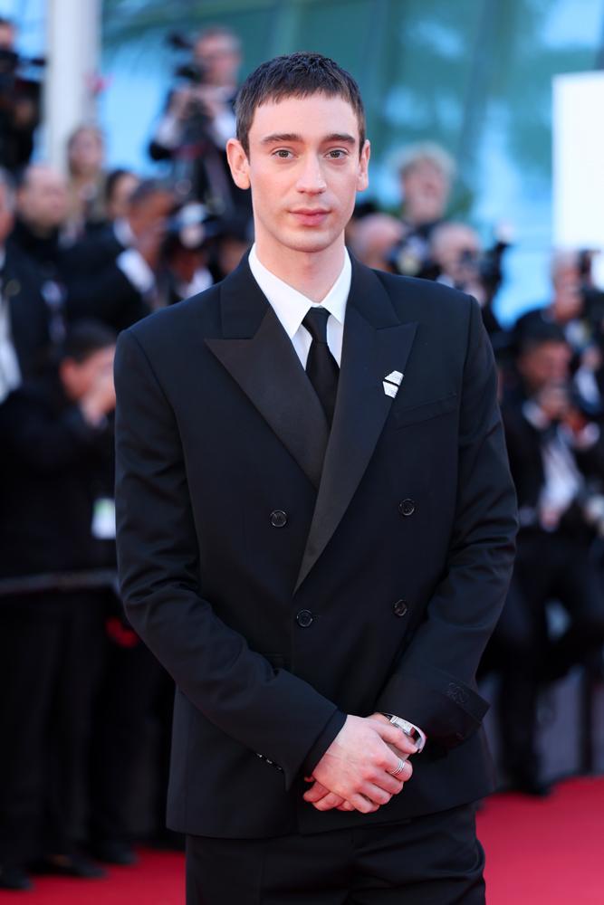 Théodore Pellerin en costume Loewe noir au Festival de Cannes 2026.