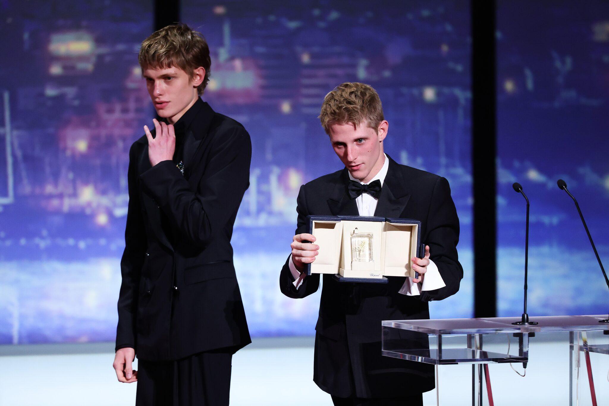 Emmanuel Macchia et Valentin Campagne reçoivent le prix d'interprétation masculine pour Coward lors de la cérémonie de clôture du 79e Festival de Cannes, le 23 mai 2026. Andreas Rentz/Getty Images via Celine.
