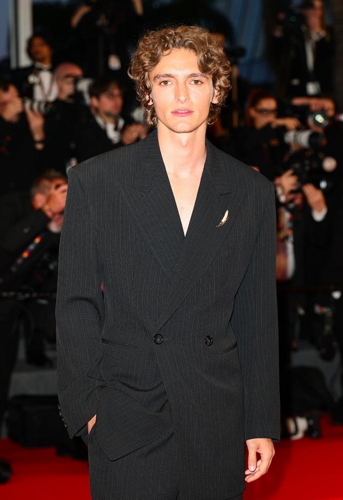 Vassili Schneider en costume noir Saint Laurent au festival de Cannes 2026 lors de la projection de L'Abandon.