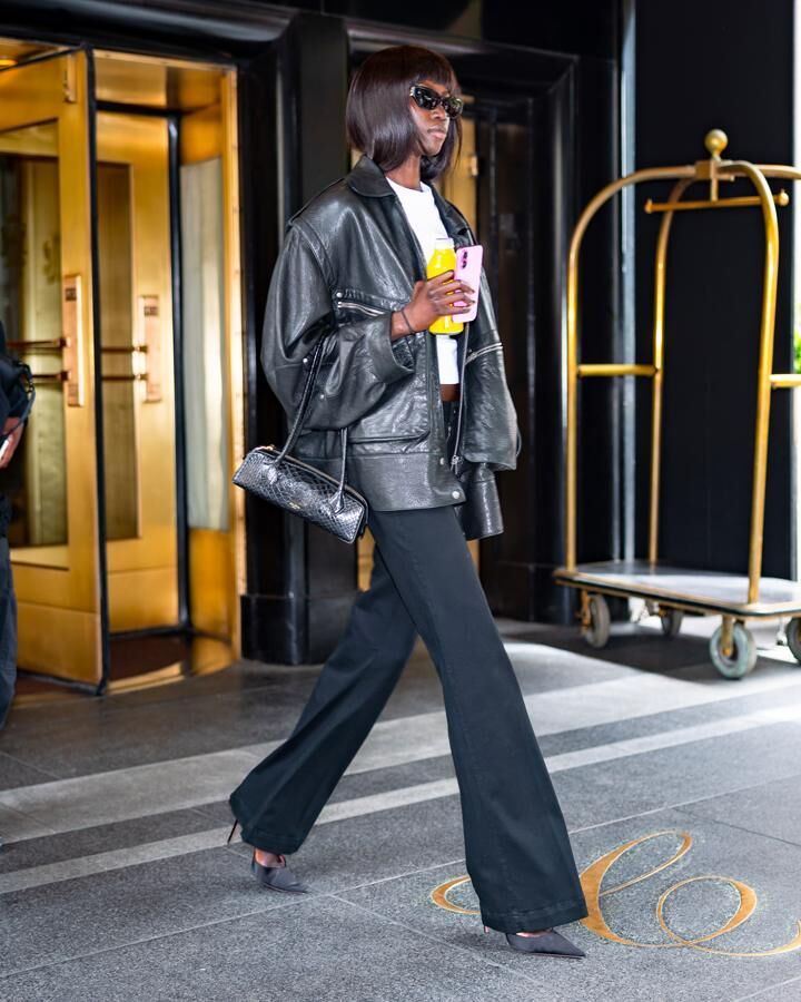 anok yai porte un petit sac à main en cuir alaia