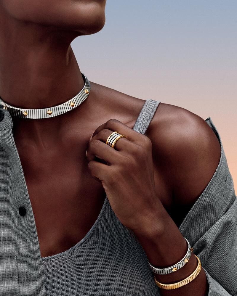 Le collier et le bracelet en or et en acier à clous de la collection Bvlgari Tubogas et la bague à 4 tours en or et en acier de la collection B.zero1