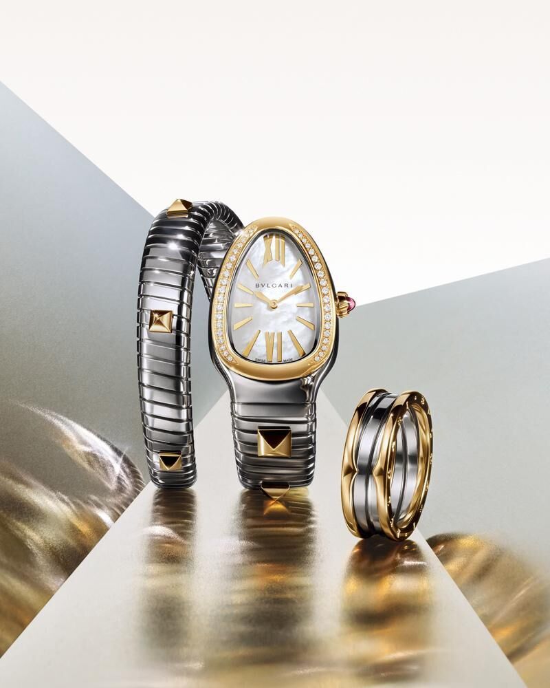 La montre Serpenti Tuboga Studs en or et en acier à clous avec un cadran en nacre et la bague deux tours de la collection B.zero1 en or et en acier