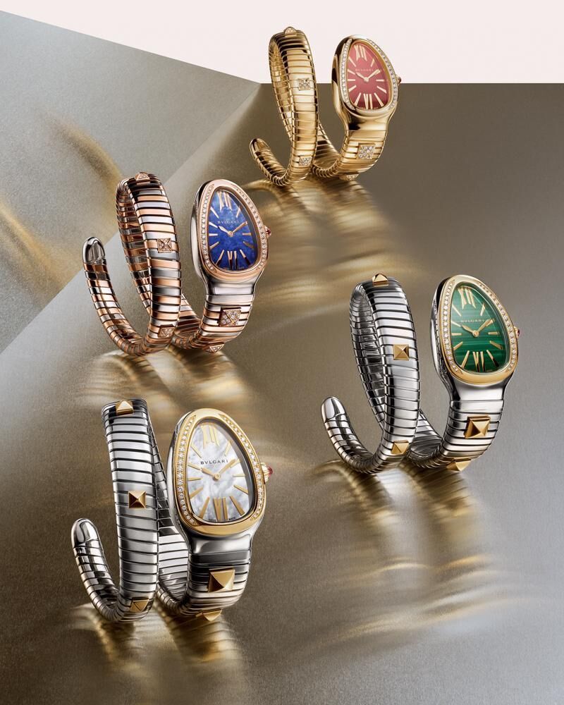 Les montres de la collection Bvlgari Serpenti Tubogas en or et en acier, avec des cadrans en nacre et en pierres de couleurs