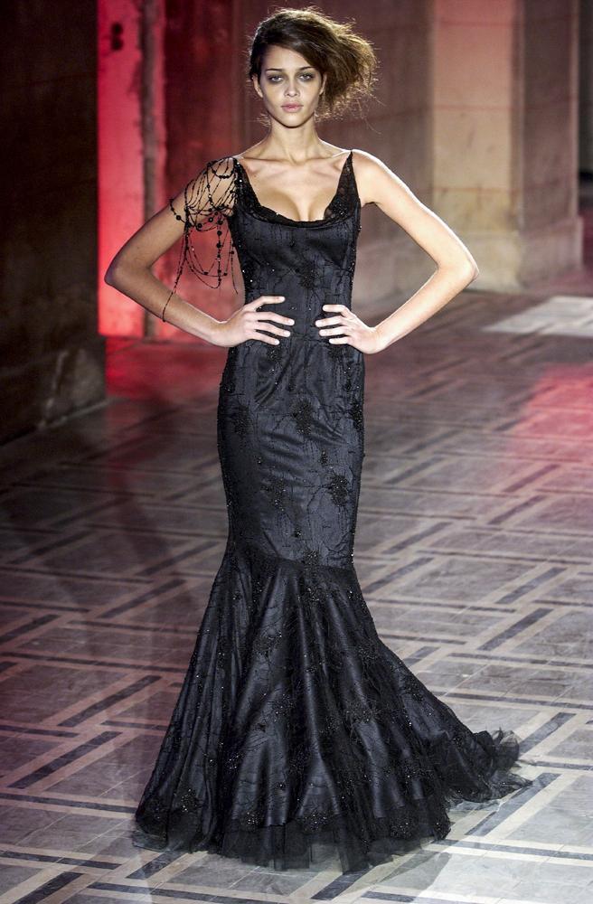 Leïla Bekhti en robe vintage Guy Laroche automne-hiver 2002 au Festival de Cannes 2026.