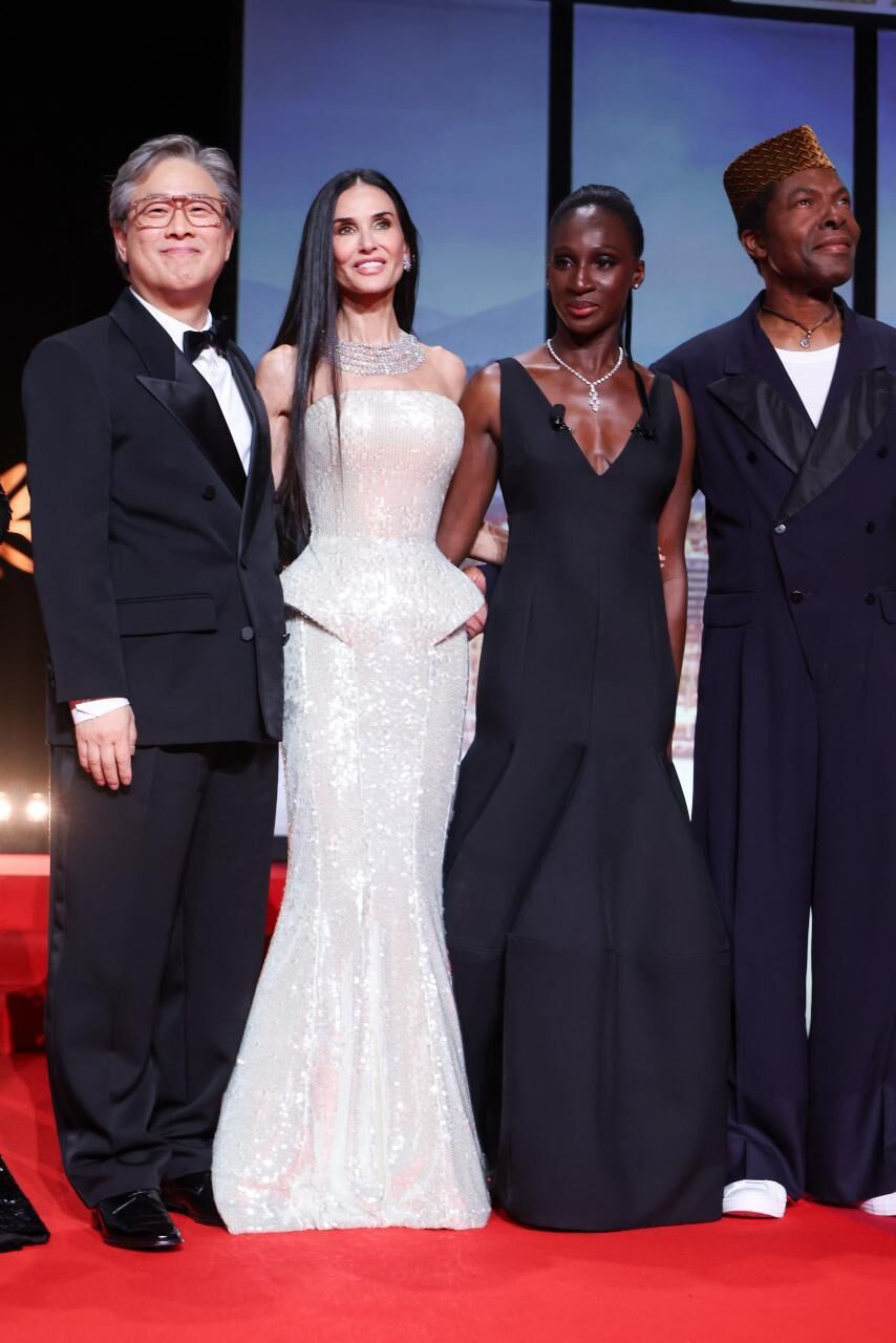 Demi Moore, Park Chan-wook, Isaach de Bankolé et Eye Haïdara à la cérémonie d'ouverture du Festival de Cannes 2026. © Getty Images.