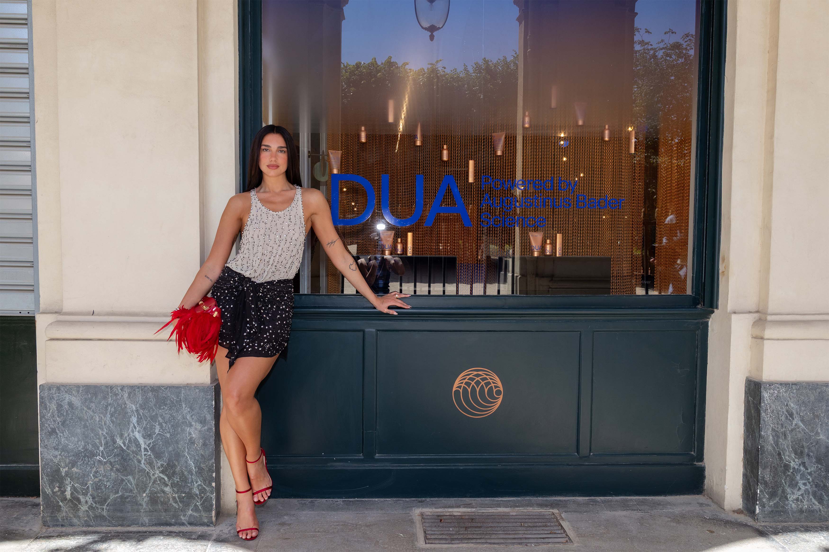 Dua Lipa lance Dua en collaboration avec Augustinus Bader, et ouvre un pop-up au Palais Royal à Paris jusqu'au 7 juin 2026