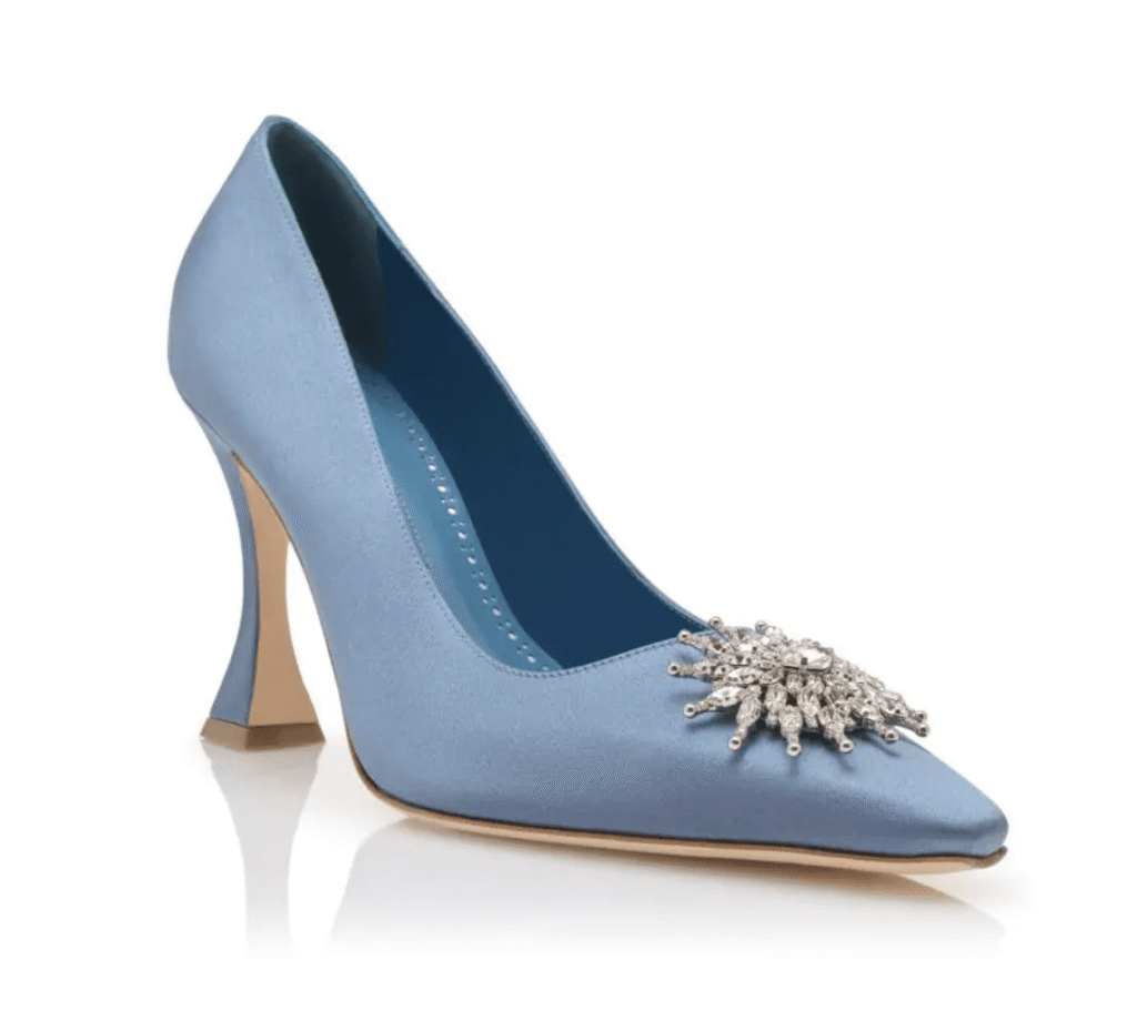 escarpins en satin bleu et strass tendance printemps-ete 2026 manolo blahnik