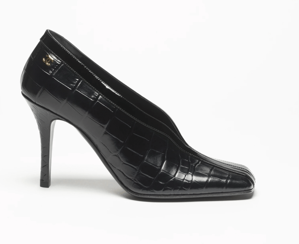 escarpins en cuir noir et bout carré tendance printemps-ete 2026 chanel