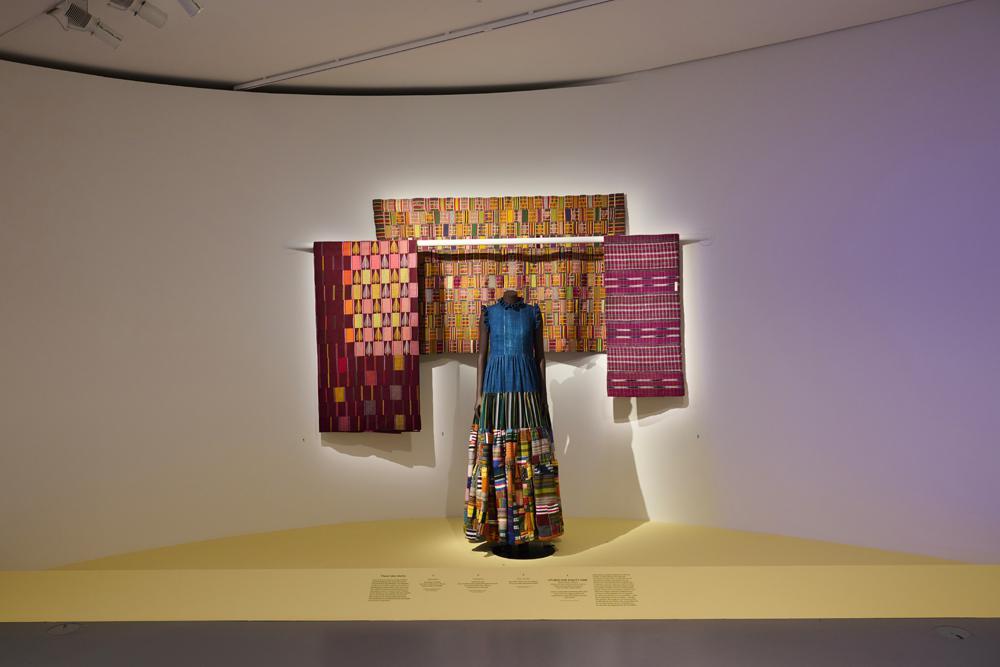 Vue de l’exposition “Africa Fashion”. © Musée du quai Branly - Jacques Chirac, photo Léo Delafontaine.