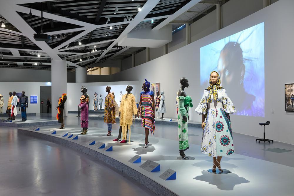 Vue de l’exposition “Africa Fashion”. © Musée du quai Branly - Jacques Chirac, photo Léo Delafontaine.