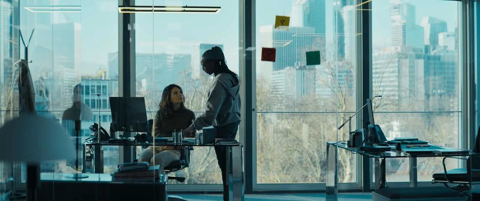 Joséphine Japy et Eye Haïdara dans le film Mata (2026). © NOLITA CINEMA, CHEVALDEUXTROIS, WRONGMEN, FRANCE 3 CINEMA, MARVELOUS_PRODUCTIONS.